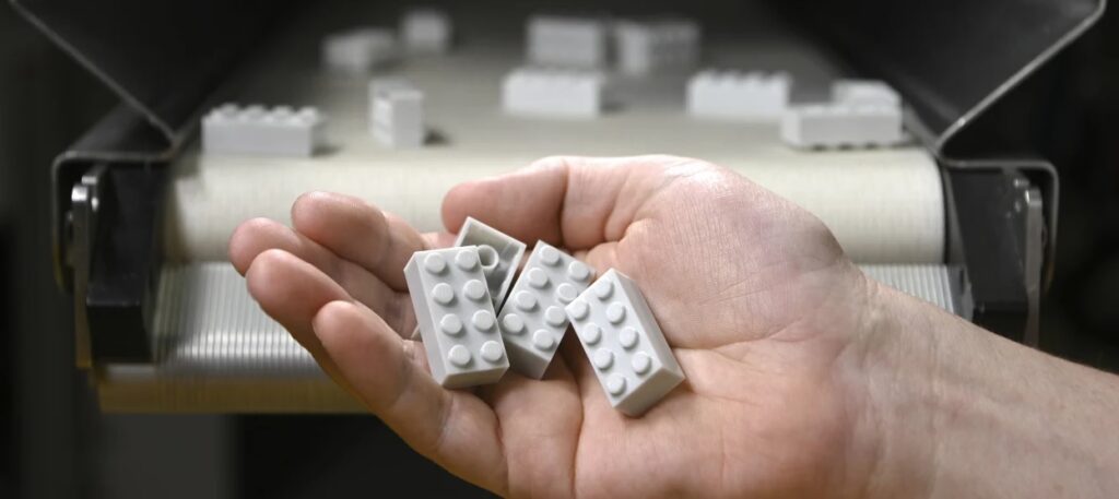 Processo produttivo di prototipi di mattoncini Lego in plastica riciclata
