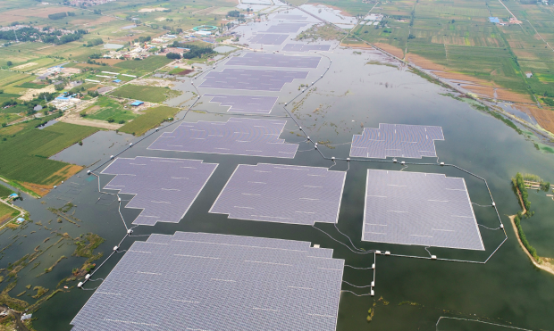 Immagine aerea di un impianto fotovoltaico galleggiane