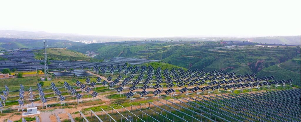 Un esempio di come potrebbe presentarsi il La Cina e il Mega Progetto Solare da 8 GW